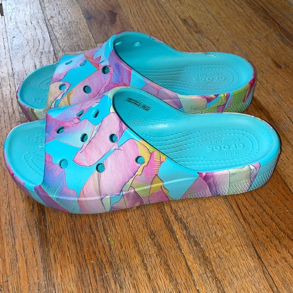 Almost New CROCS Womens CLASSIC PLATFORM PALM PRINT SLIDE US Women Size 7 - Picture 2 of 4